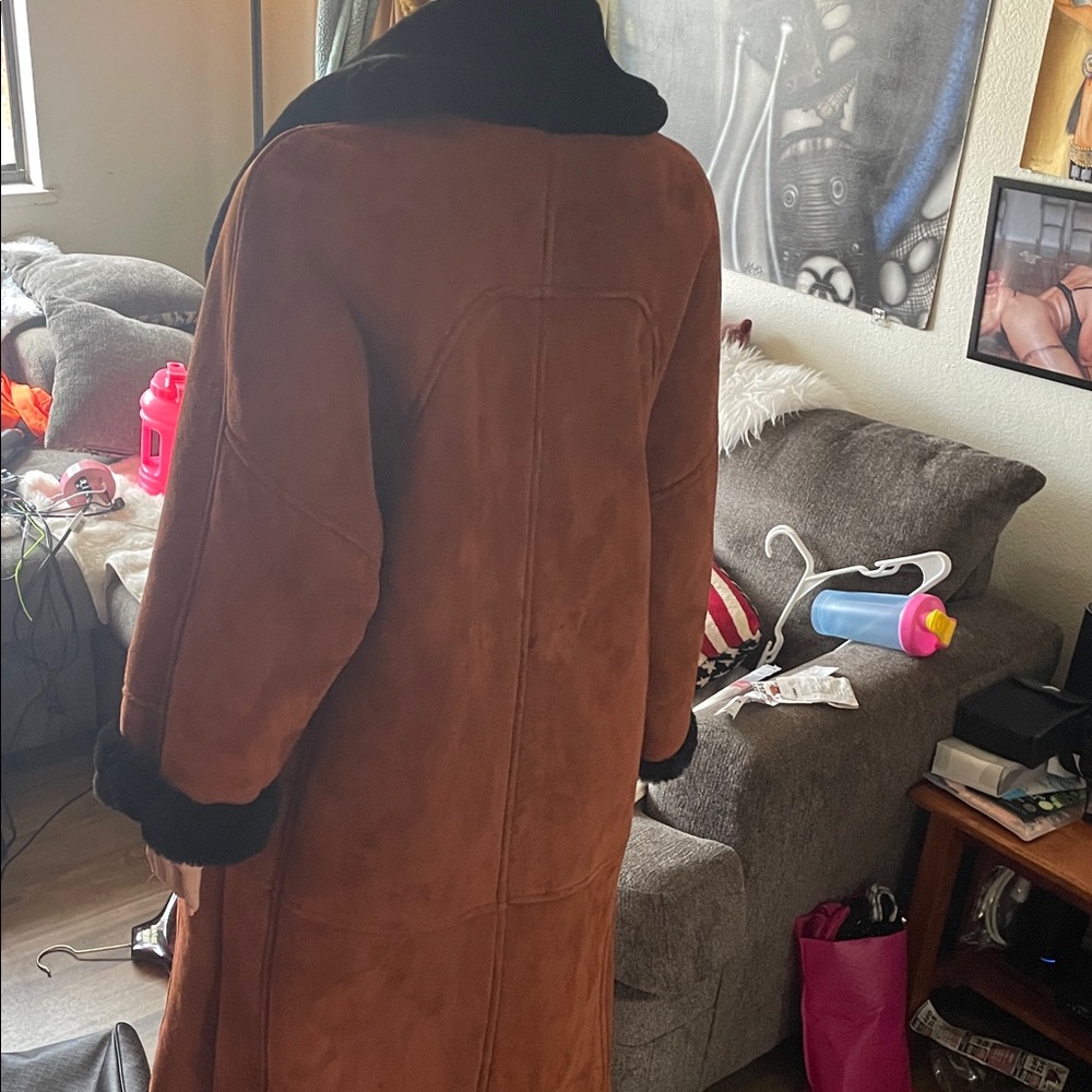 Luxurious Black and Brown Women's Coat - Picture 2 of 4